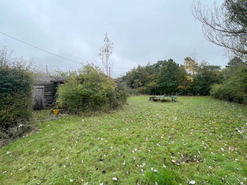 Lot: 31 - A DETACHED THATCHED COTTAGE FOR IMPROVEMENT AND REPAIR - Side garden and delipidated outbuilding known as the stable